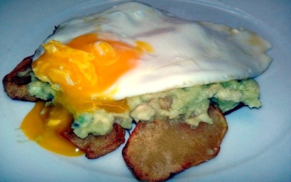 Tortino imperfetto di patate fritte, salsa guacamole, uova all'occhio di bue e Gavi del comune di Gavi