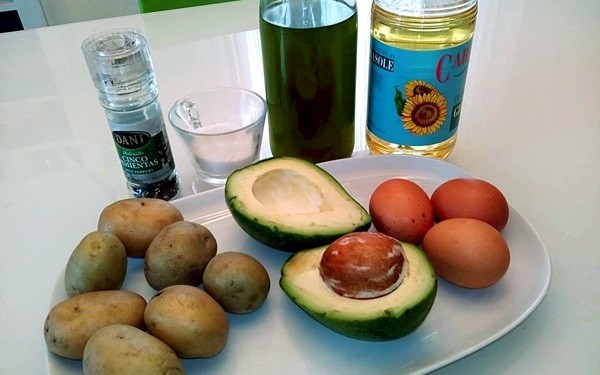 Tortino imperfetto di patate fritte, salsa guacamole, uova all'occhio di bue