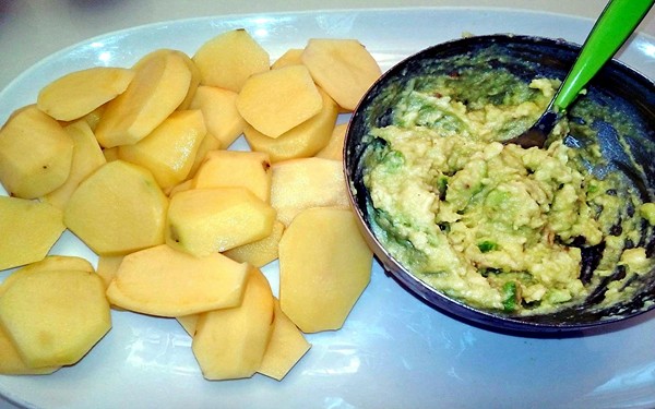 Tortino imperfetto di patate fritte, salsa guacamole, uova all'occhio di bue