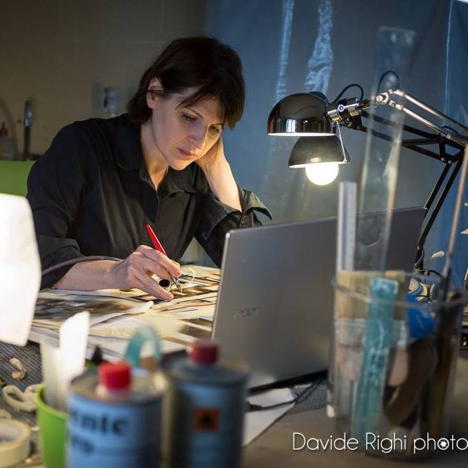 Arianna Fugazza mentre lavora con l'aerografo