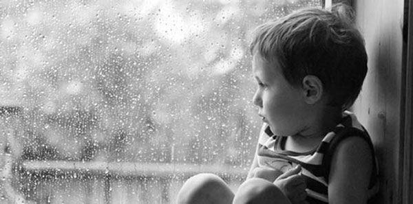 bimbo guarda pioggia