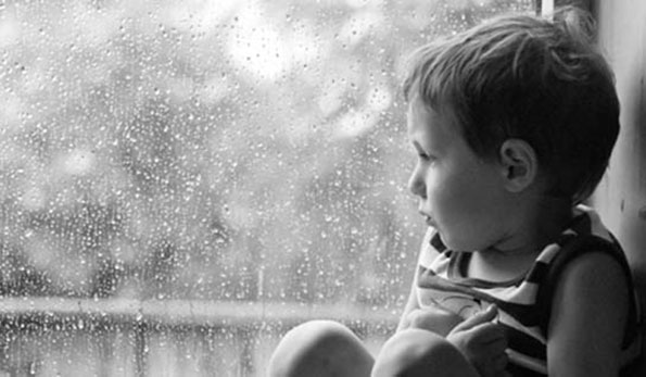 bimbo guarda pioggia
