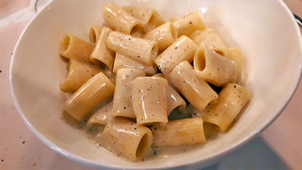 Le ottime mezze maniche cacio e pepe