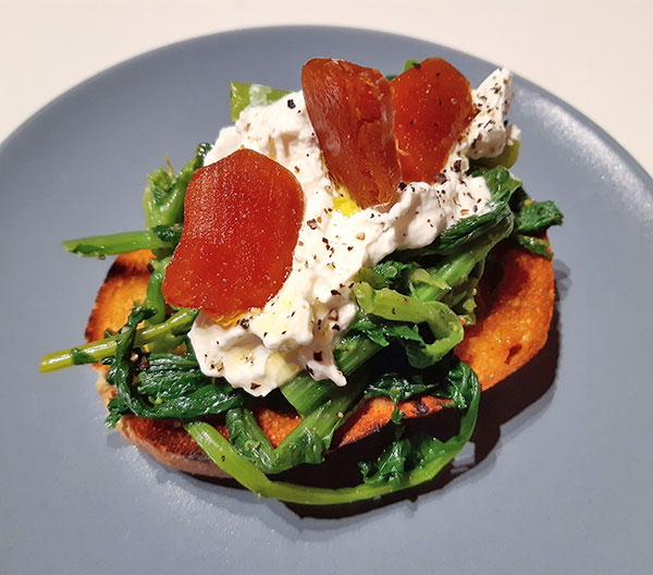 bruschetta di pane siciliano al sesamo con cime di rapa spadellate con aglio e peperonicino, burrata pugliese e bottarga di muggine di Cabras