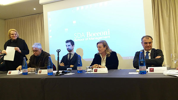 I relatori, da sinistra Joanna Miro, Mattia Vezzola (enologo di Costaripa), Leonardo Morosino (LC International), Caterina Garofalo (Presidente Ainem, Associazione Italiana Neuro Marketing)e Carlo Pietrasanta (Movimento Turismo del Vino Lombardia)