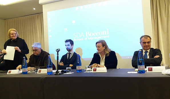 I relatori, da sinistra Joanna Miro, Mattia Vezzola (enologo di Costaripa), Leonardo Morosino (LC International), Caterina Garofalo (Presidente Ainem, Associazione Italiana Neuro Marketing)e Carlo Pietrasanta (Movimento Turismo del Vino Lombardia)