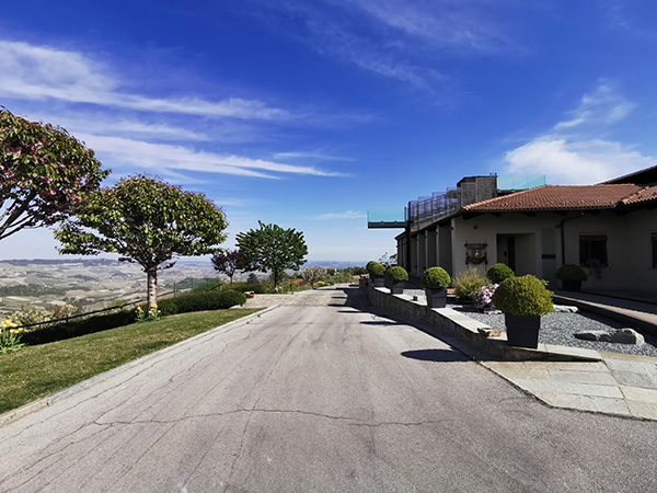 Conterno Fantino strada d'ingresso