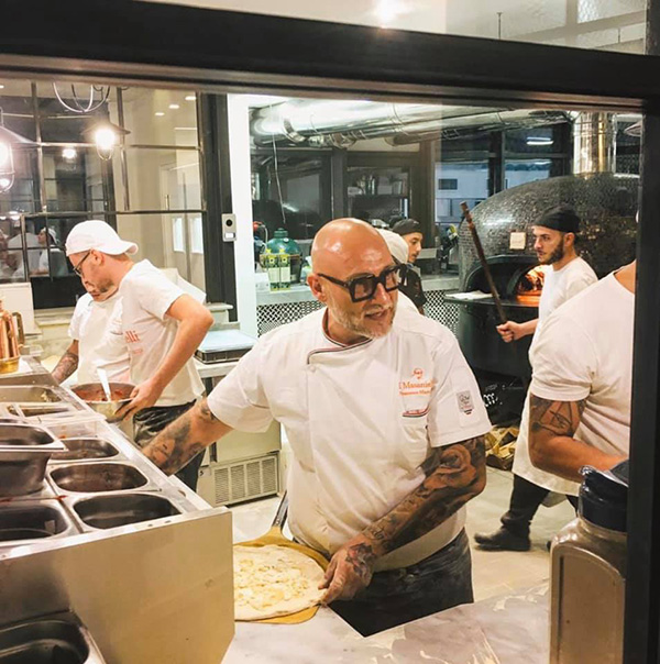 Francesco Martucci nella sua pizzeria I Masanielli
