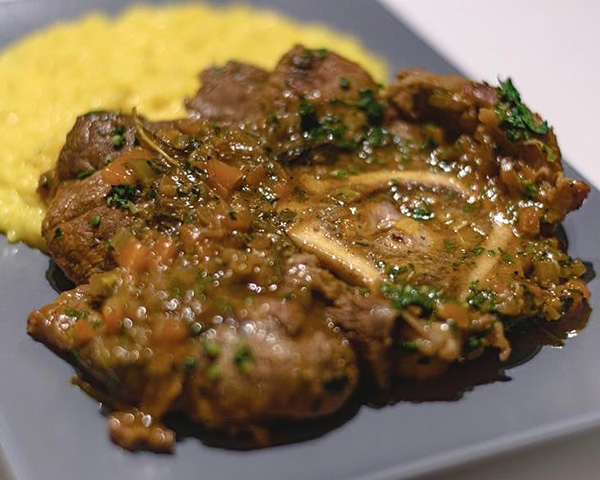 Ossobuco di manzo con gremolada e risotto allo zafferano