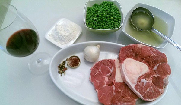 ingredienti per ossibuchi con piselli e zafferano