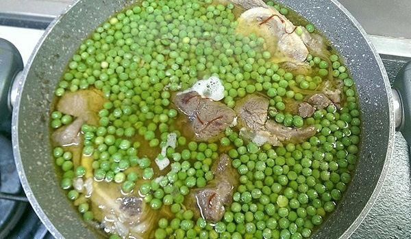 ossibuchi con piselli e zafferano