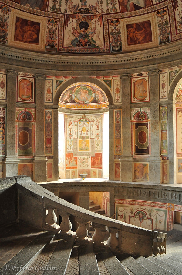 Palazzo Farnese: la scala interna e le pregevoli decorazioni