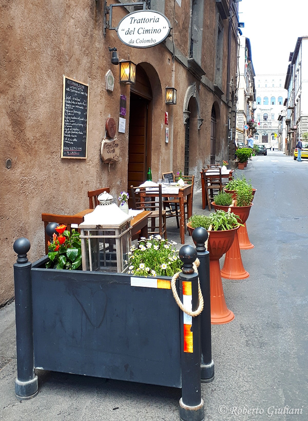 L'entrata alla Trattoria del Cimino