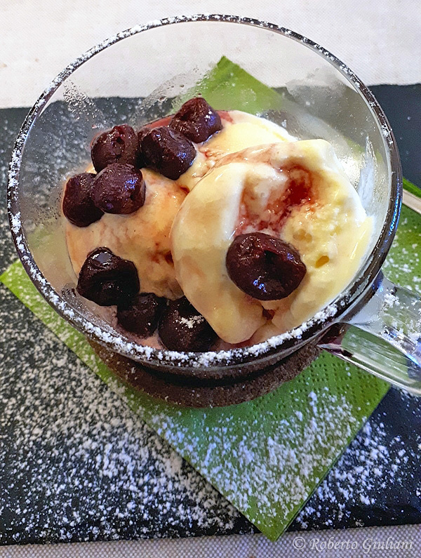 Gelato alla crema e amarene