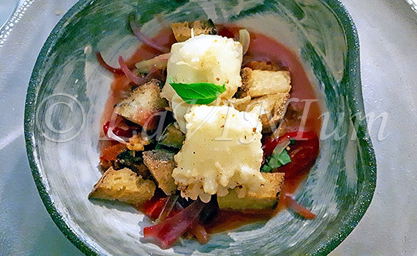 Panzanella alcolica al gin mare, Cipolla rossa fondente e mozzarella fiordilatte in tempura