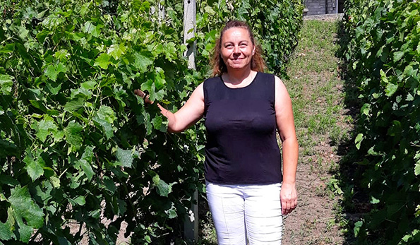 Anna De Santis in vigna a Villeneuve