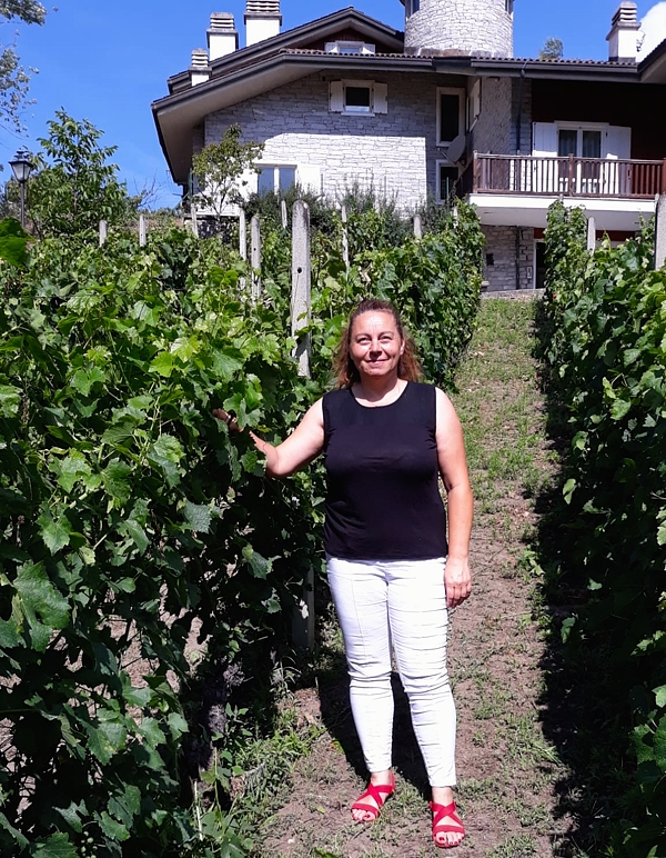 Anna De Santis in vigna a Villeneuve