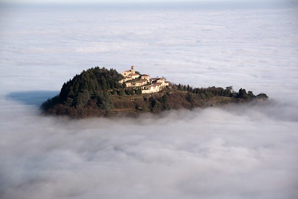 L'Eremo di Monte Rua sopra Torreglia, immerso nella nebbia, fonte www.euganeamente.it