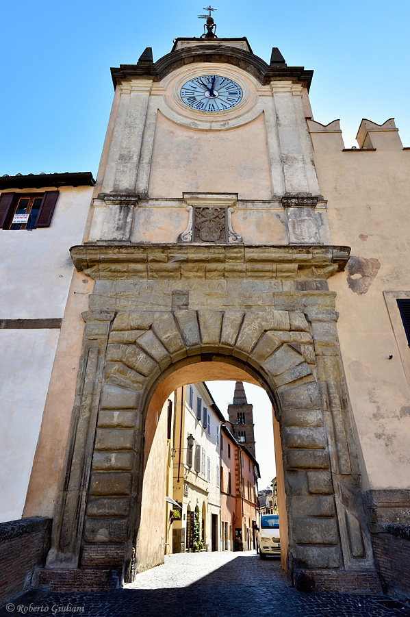 La maestosa porta d'ingresso al centro storico di Capranica con la Torre dell'orologio