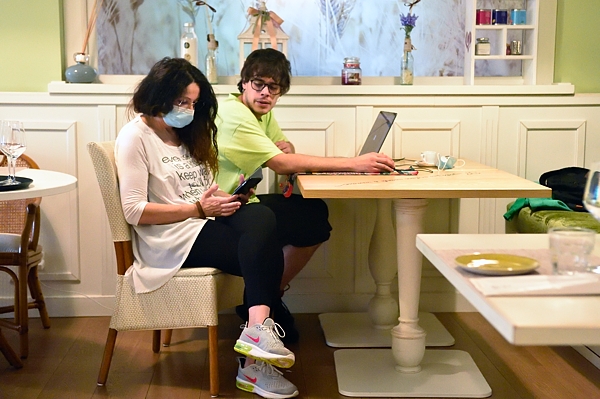 Amalia con il figlio Gianluca mentre provvede al collegamento in streaming