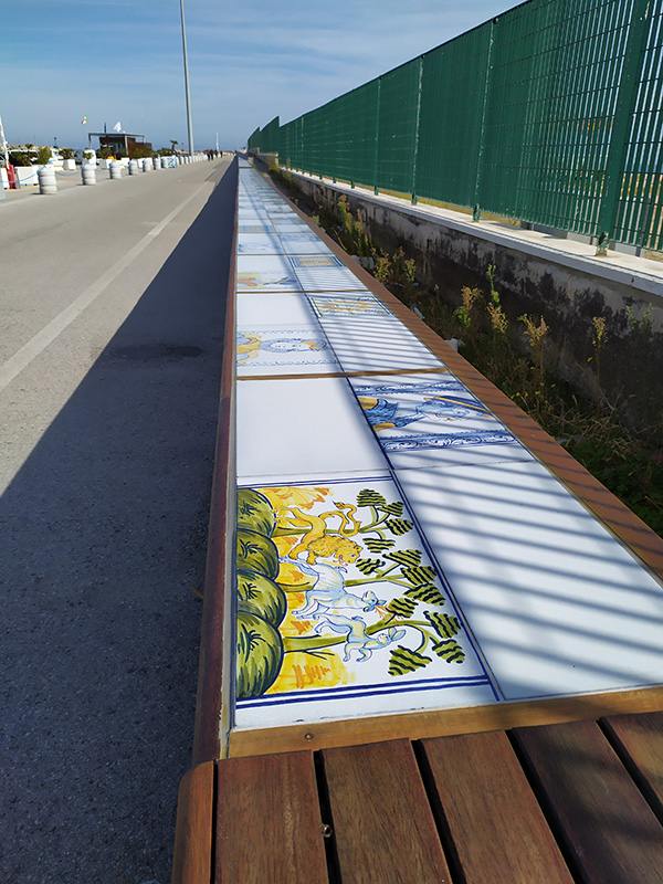La panchina maiolicata al porto di Giulianova