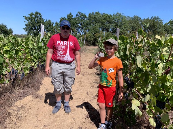 Ivo Varbanov in vigna con il figlio Jacopo