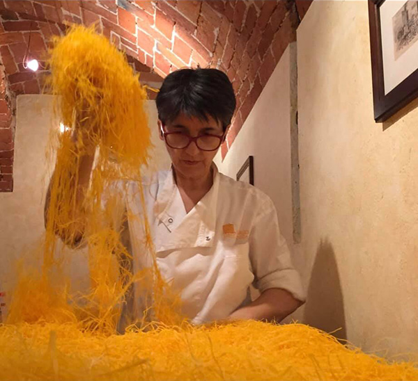 Elide mentre prepara i tajarin