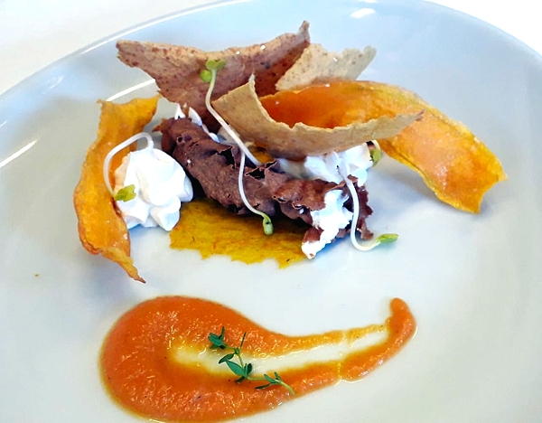 Ricciolo di nocciole, mousse di caprino, zucca in tre consistenze