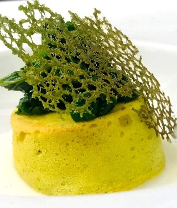 Tortino di patate e cime di rapa con mousse cacio e pepe affumicato