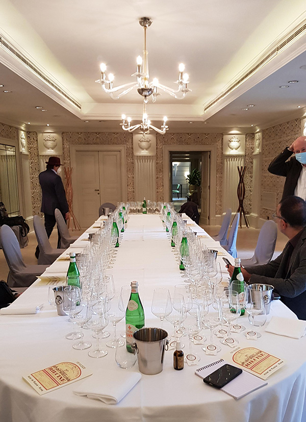 La tavolata predisposta per la degustazione