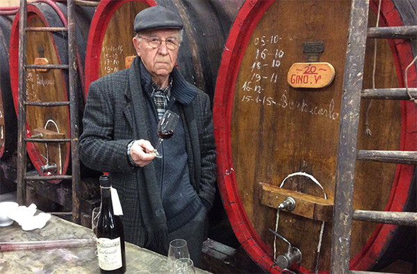 Lino Maga accanto alle sue botti centenarie (la n° 20 è quella di Gino Veronelli)