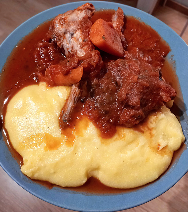 Coniglio al sugo con polenta