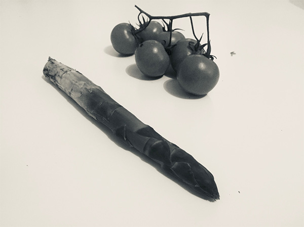 Natura mezza morta. Asparago violetto di Albenga e pomodori di Pachino IGP. Marzo 2021