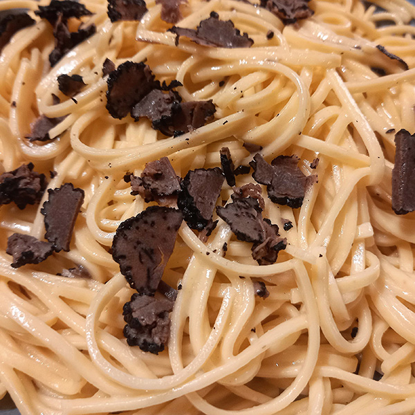 Spaghettone di Gragnano mantecato con burro e scaglie di tartufo nero estivo