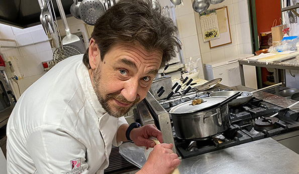 Raniero Albanesi nella sua cucina alla Taverna del Tiranno