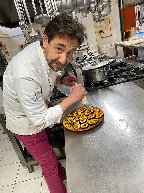 Raniero Albanesi nella sua cucina alla Taverna del Tiranno