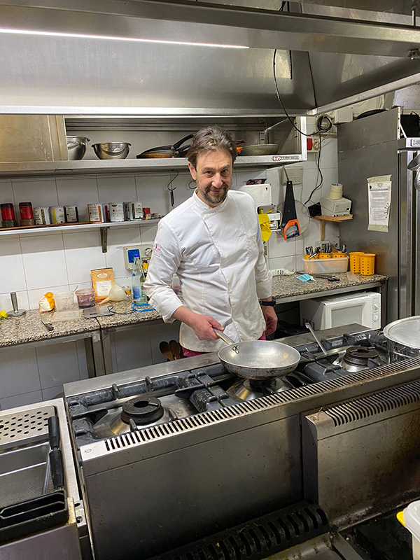 Raniero Albanesi nella sua cucina alla Taverna del Tiranno