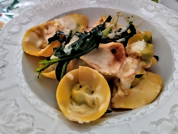 Tortelli d'erba, pollo e burro di manteca