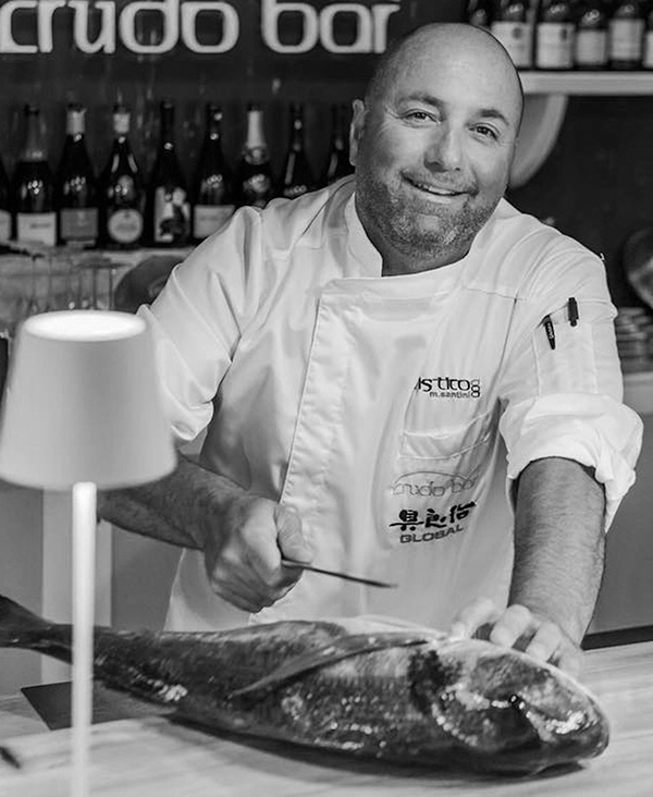 Marcello Santini nel suo Crudo Bar