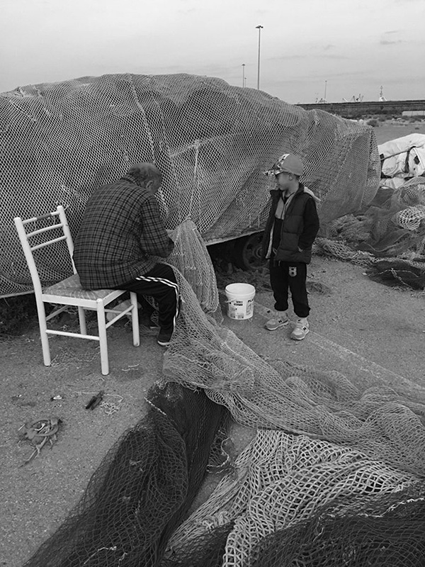 La cucitura delle reti, un mestiere che unisce tante generazioni. Valerio Di Mattia