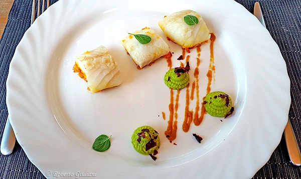 Baccalà a bassa temperatura, con fiocchi di sale all’arancia in crosta di mais con crema di cece dal solco dritto, peperone crusco e salsa di cipolle bruciate