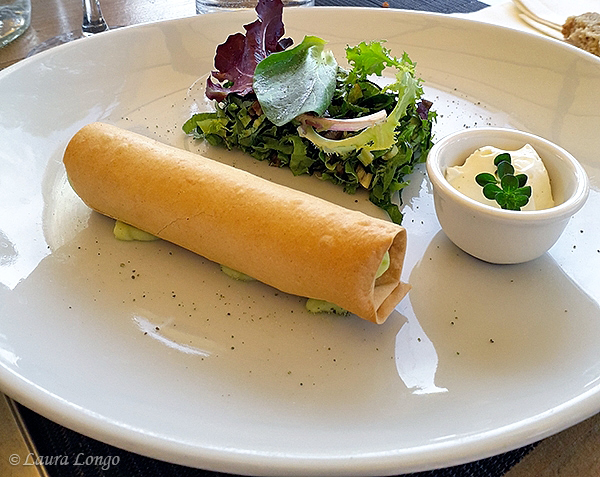 Cannolo croccante, crema di fave fresche e pecorino, con misticanza allo yogurt e miele