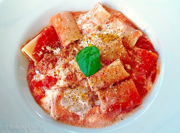 Il Must Pacchero rigato, pomodoro, Stracciatella di Andria, basilico e crumble di pane aromatico