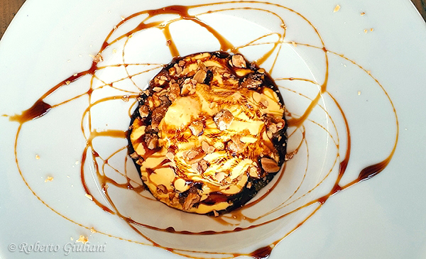 Meringa morbida al vapore con crema inglese, croccante di arachidi e caramello