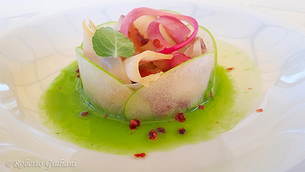 Ricciola di fondale affumicata con caponata di mele in agrodolce e zuppetta di sedano al pepe rosa