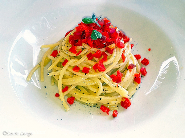 Spaghettone quadrato al burro salato con battuta di salmone selvaggio Sockeye