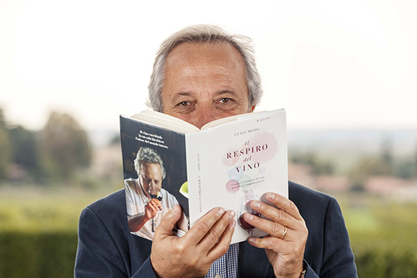 Luigi Moio con il suo libro "Il respiro del Vino"
