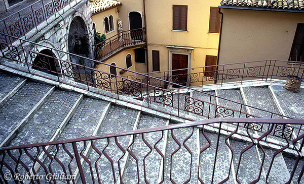 Cervara di Roma: le scale che portano alla Chiesa di Maria Santissima della Visitazione