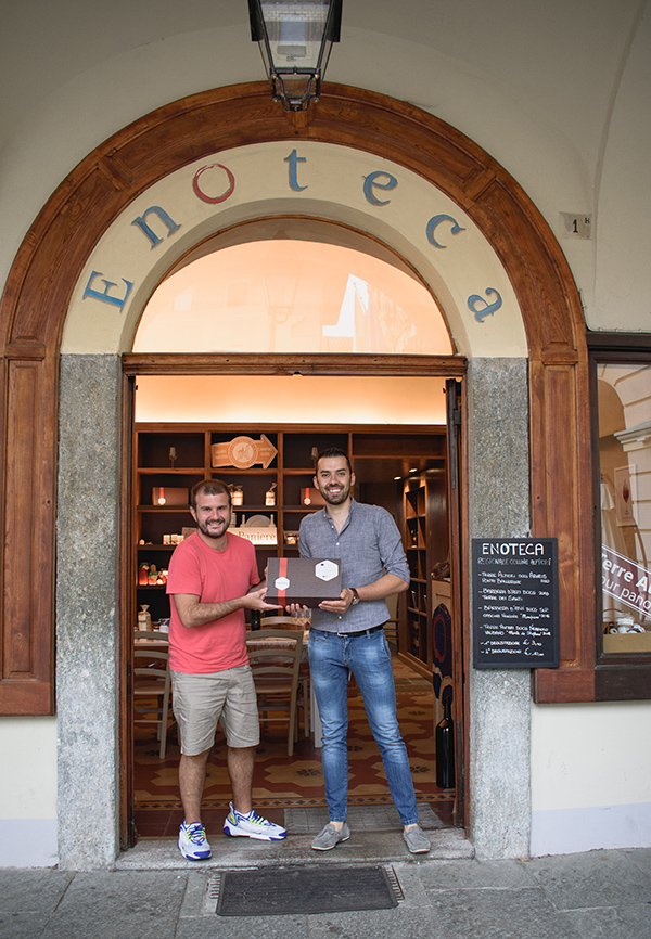 Andrea Li Calzi e Christian Carlevero all'ingresso dell'Enoteca Regionale