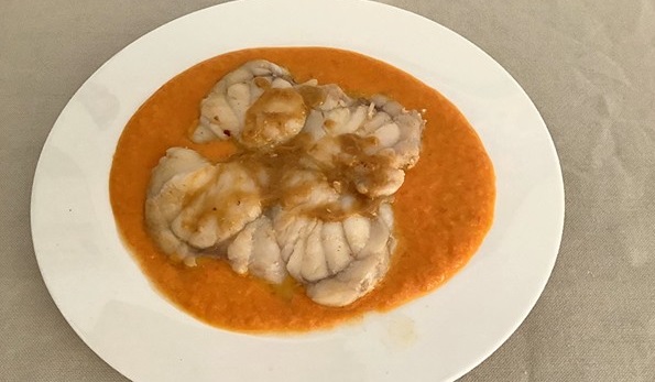 Rana pescatrice alla crema di peperoni